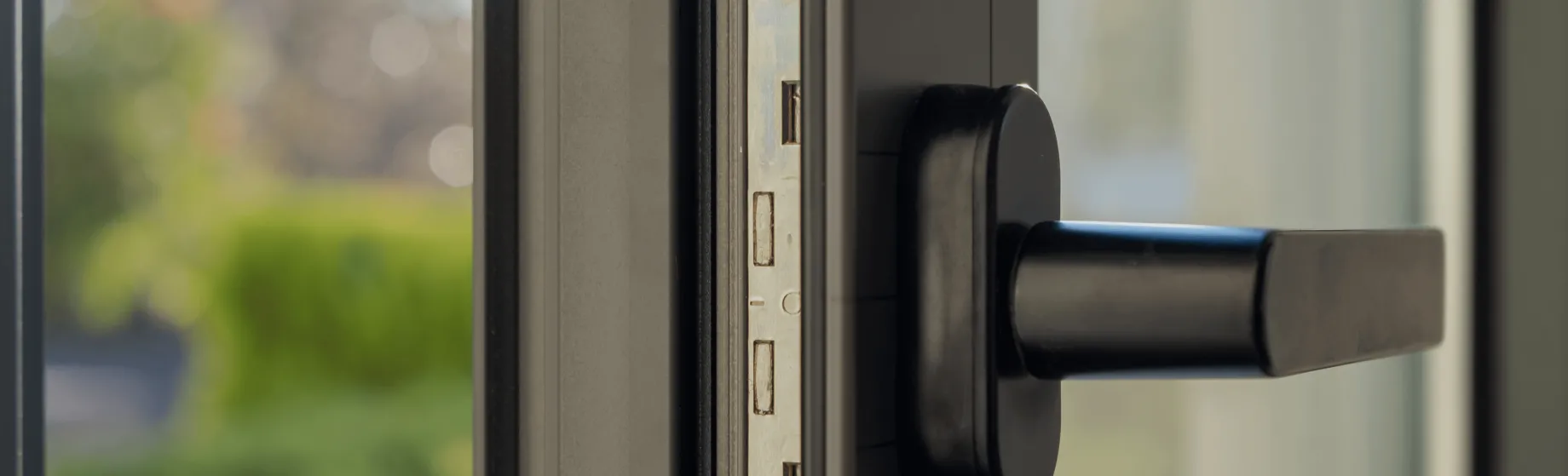 Встановлення засувки на пластикові двері / вікна